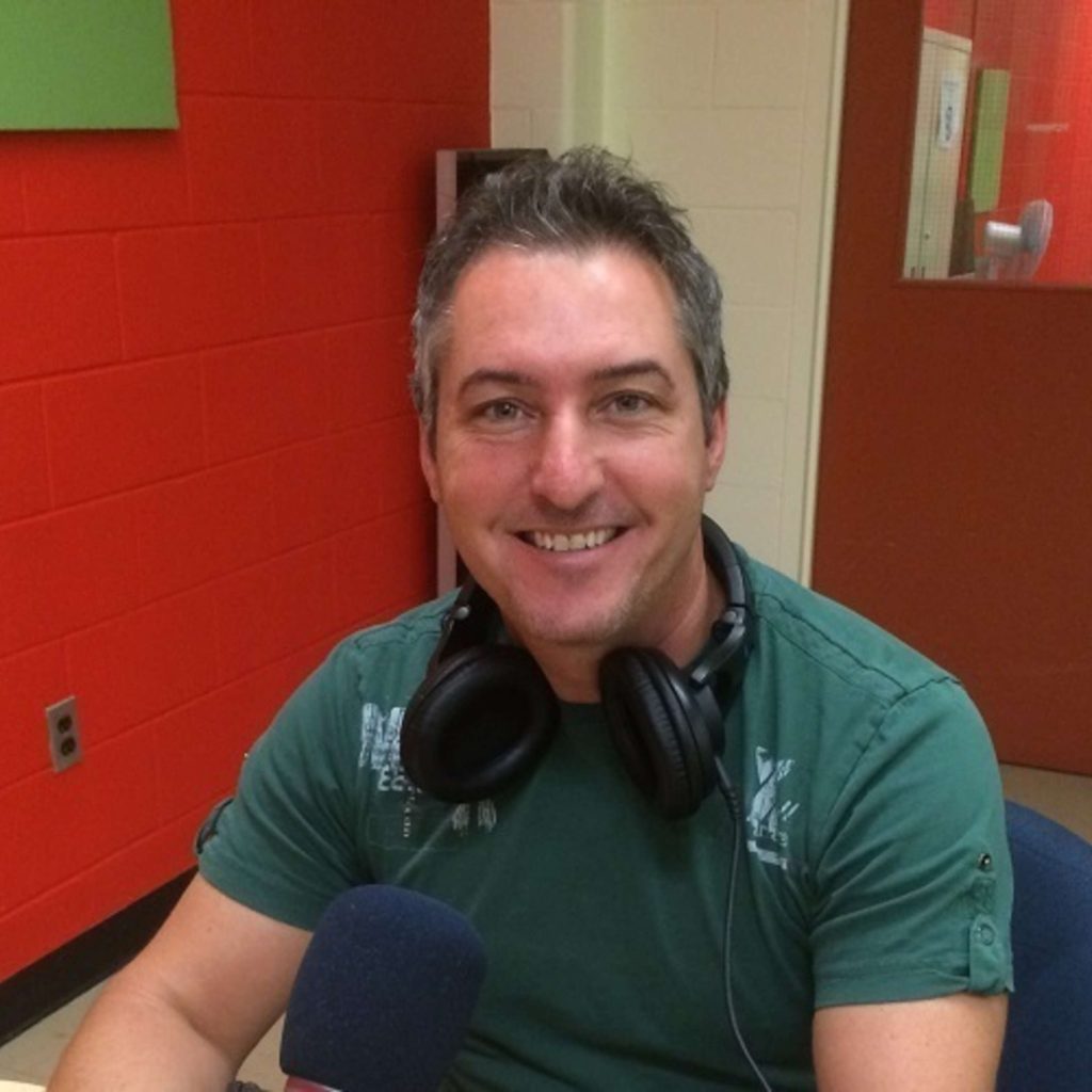 Le DJ Richard Martin, alias « Medicineman », en studio à CHOQ FM 105,1