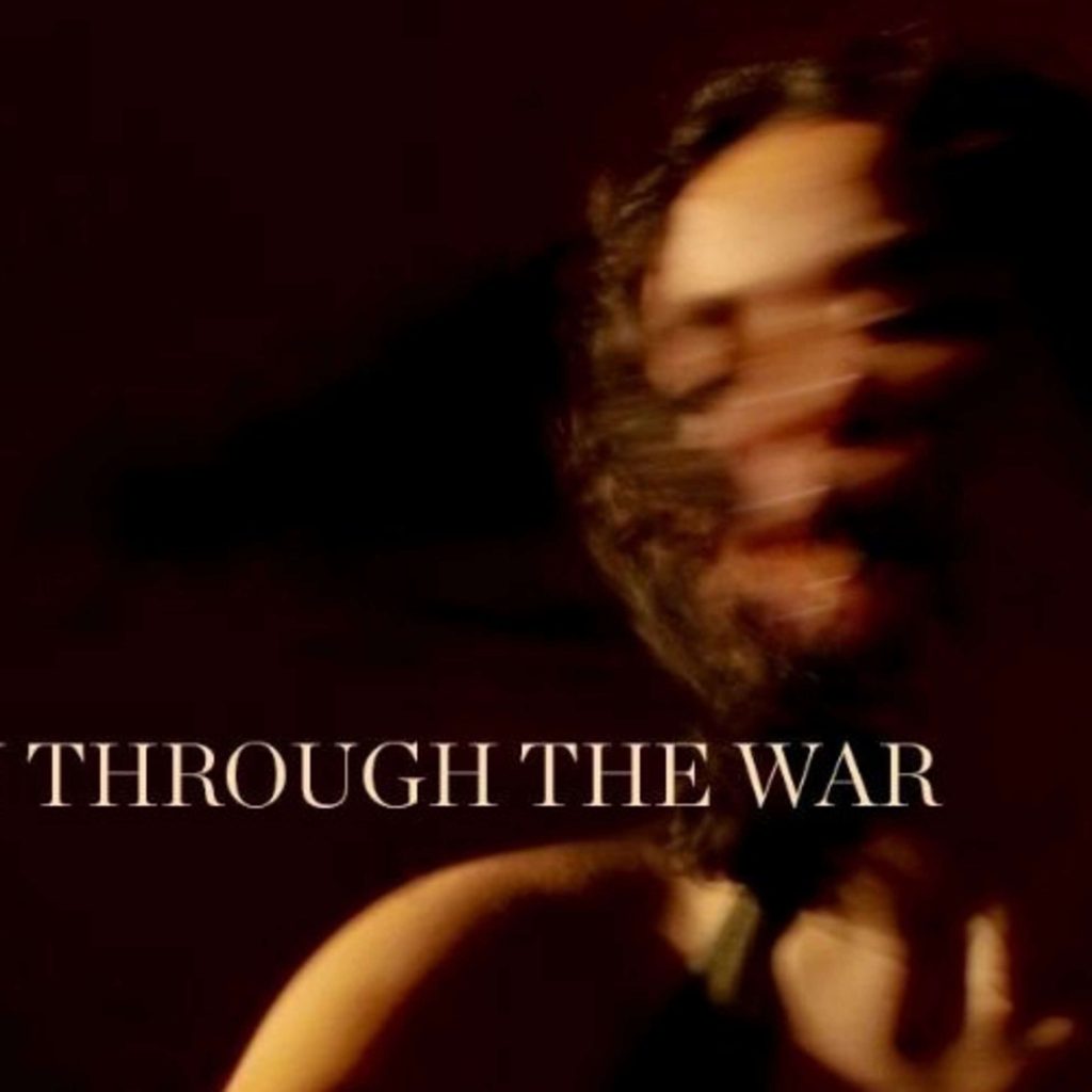 MUSIQUE – La franco-ontarienne Mia Kelly chante la résilience dans Garden Through the War, son 1er album