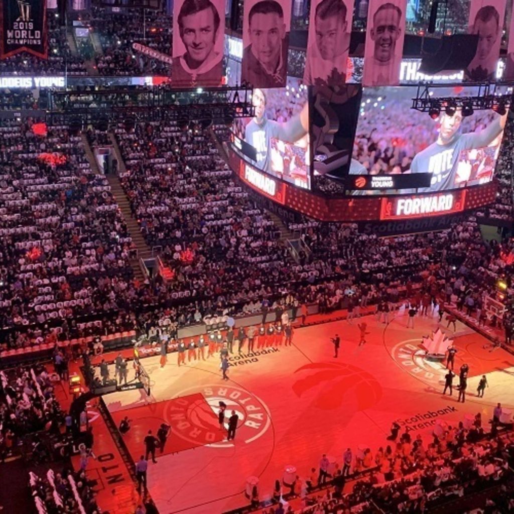 SPORTS – Les Raptors remportent le premier match de la saison contre Cleveland !
