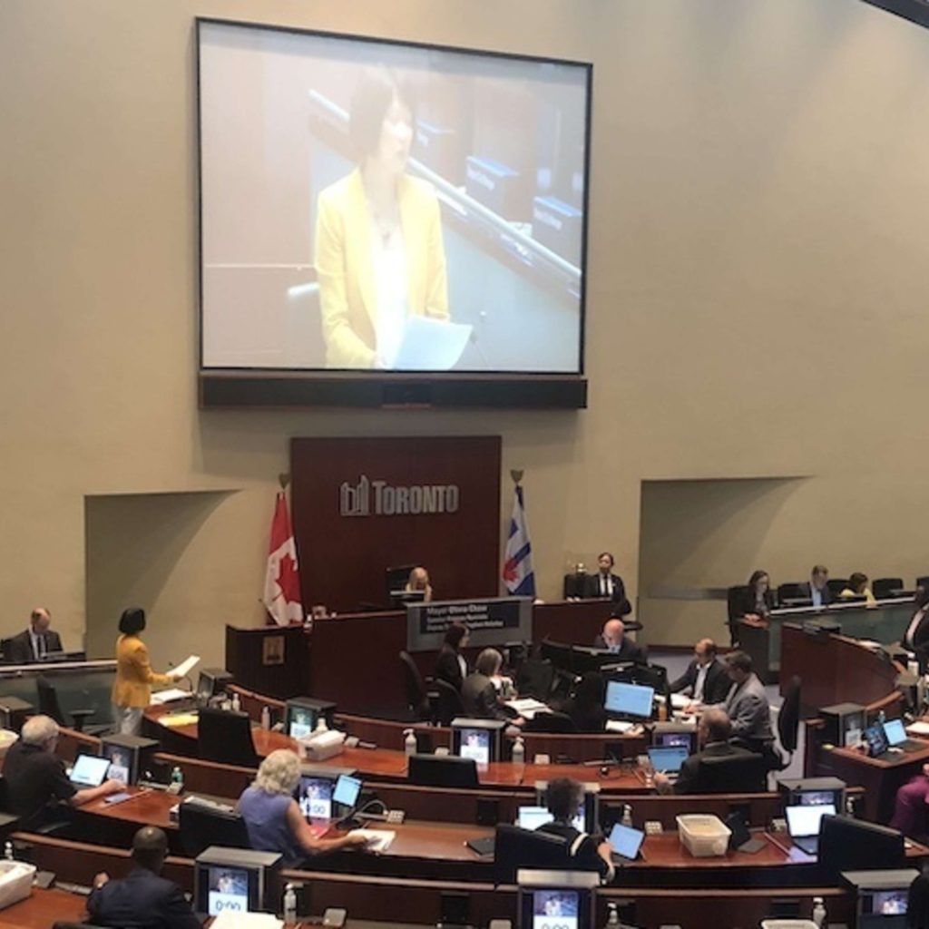 REPORTAGE – Deux articles clefs adoptés pour le premier conseil municipal de Toronto
