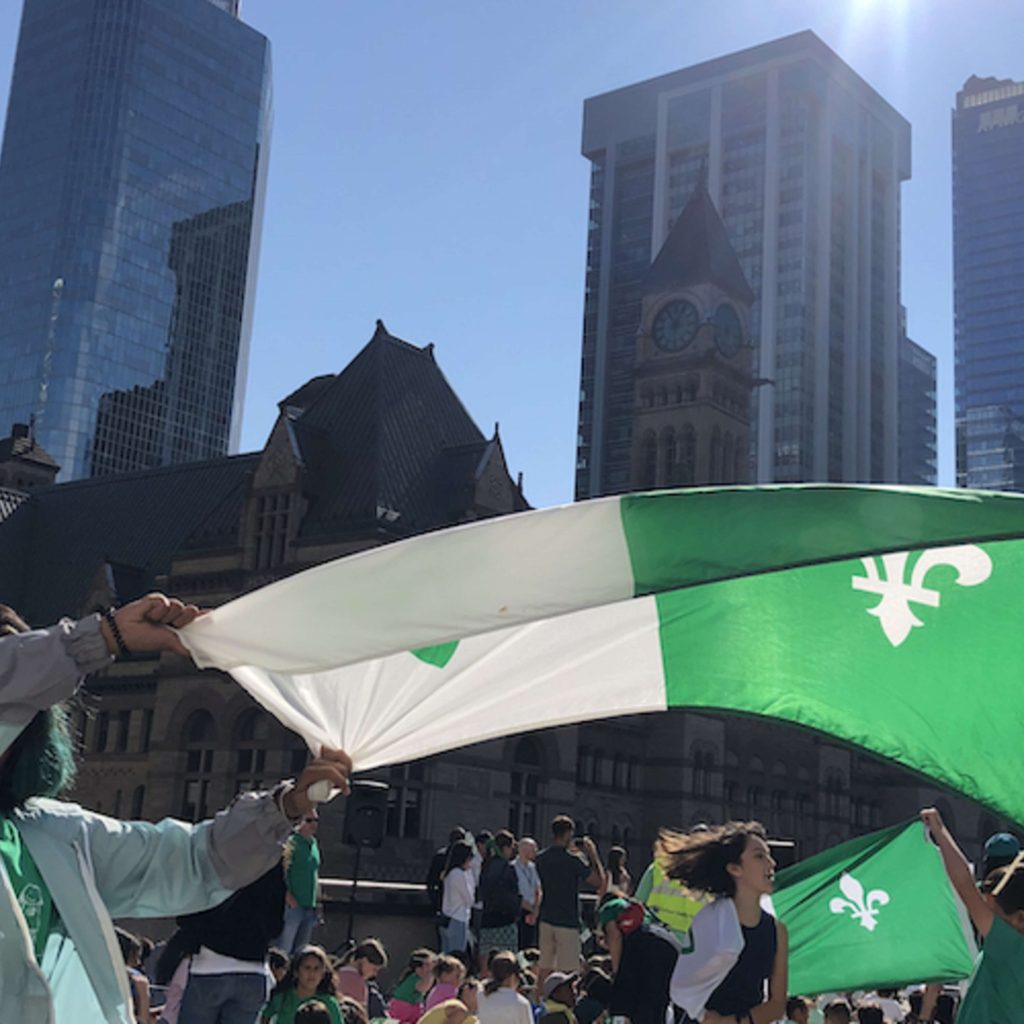 REPORTAGE – Les élèves de primaire de Toronto sur le toit de la mairie pour lever le drapeau franco-ontarien