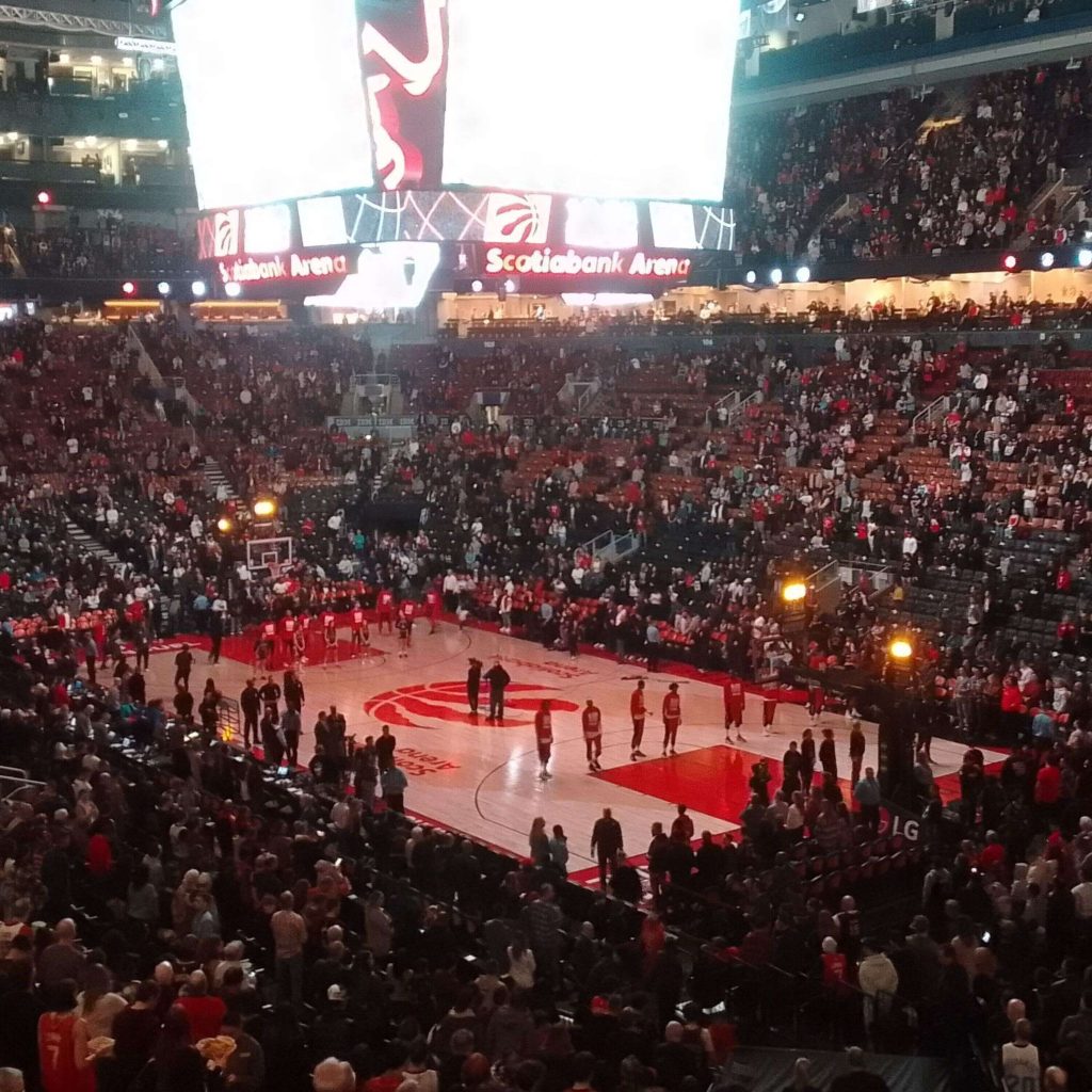 SPORT – Les Raptors Triomphent sur les Rockets à Scotiabank Arena