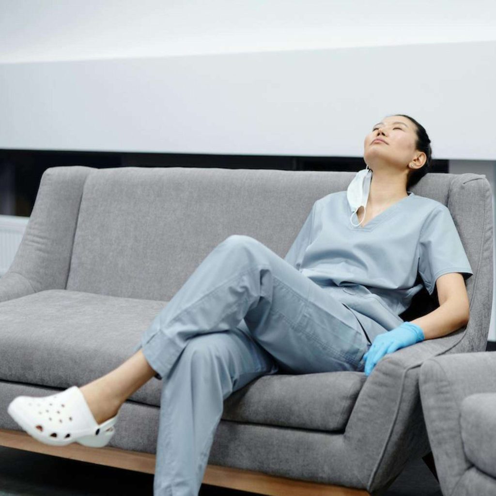 REPORTAGE – Une agence de recrutement ontarienne réalise des profits records sur le dos des infirmières