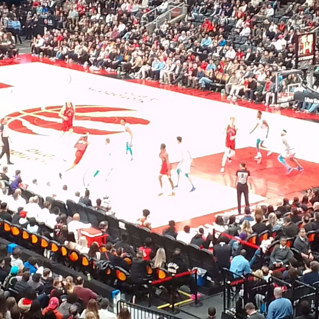 SPORT – Les Raptors résistent aux Hornets dans un affrontement serré à Toronto