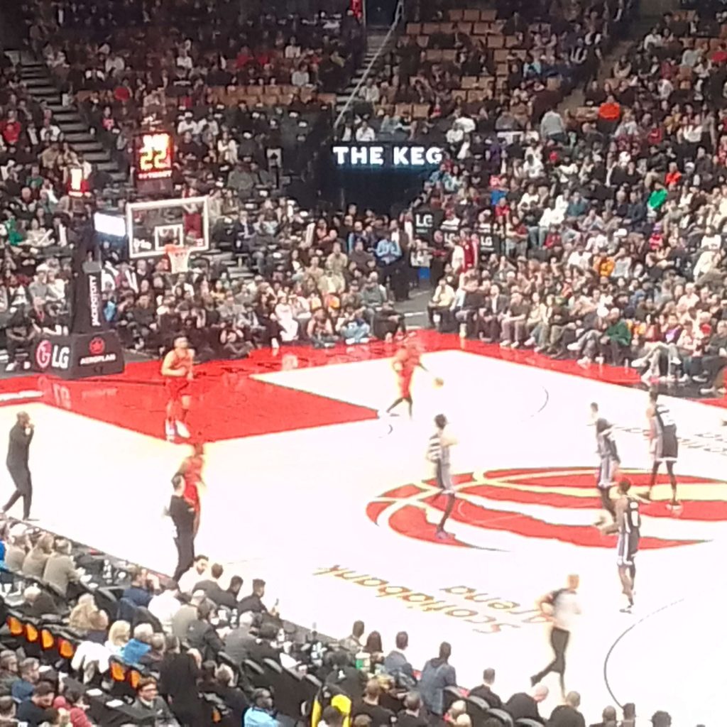 SPORT – Les Kings dominent les Raptors dans un duel de fortunes contrastées