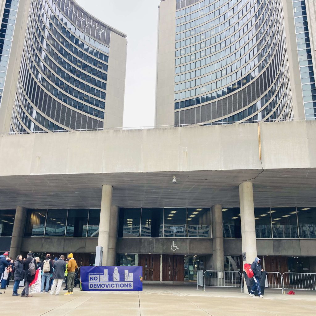 REPORTAGE – No Demoviction devant la mairie de Toronto pour défendre les droits des locataires