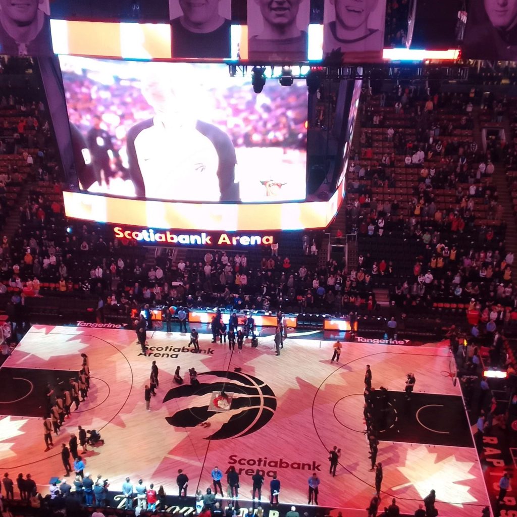 SPORT – Les Lakers dominent les Raptors à la Scotiabank Arena