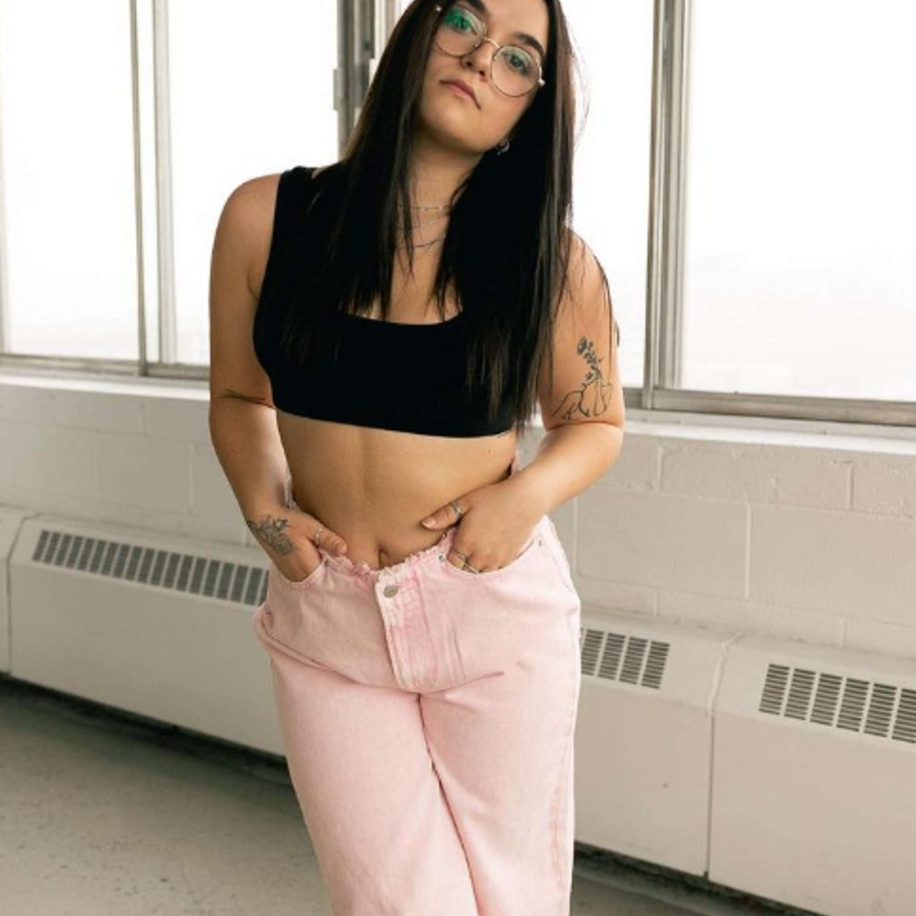 MUSIQUE – De La Voix à son premier EP Dans un Élan, lumière sur Katrine Sansregret