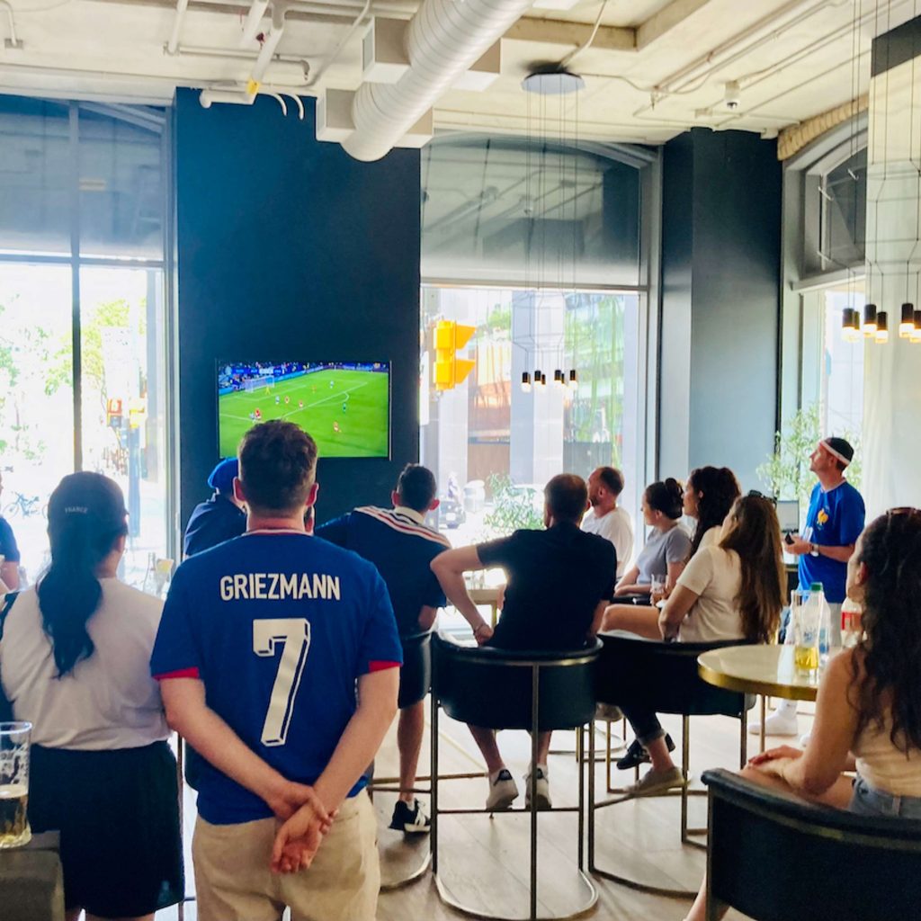 REPORTAGE – Se retrouver pour soutenir son équipe à Toronto lors de l’EURO 2024