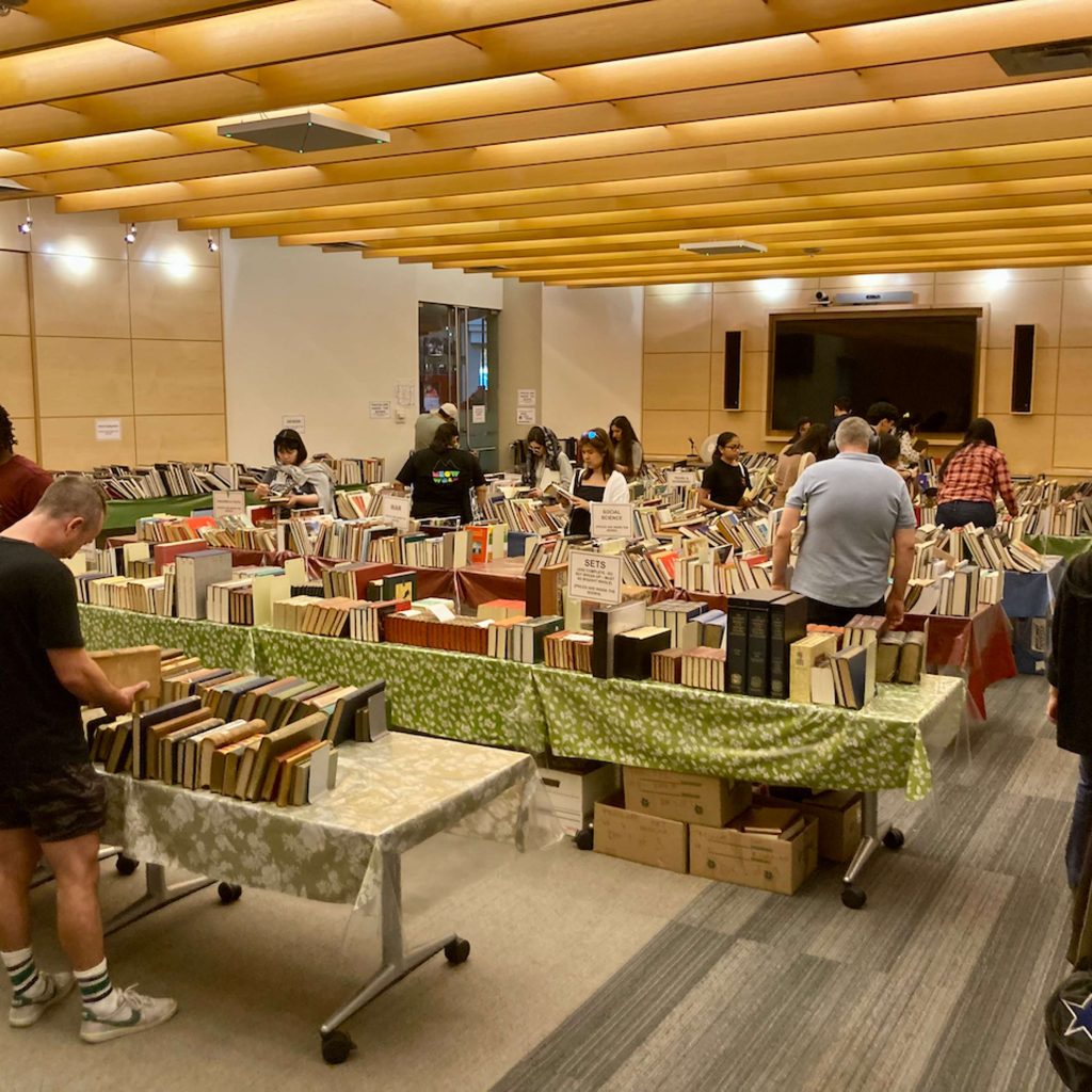 REPORTAGE – Des livres rares en vente pour financer les programmes de la bibliothèque