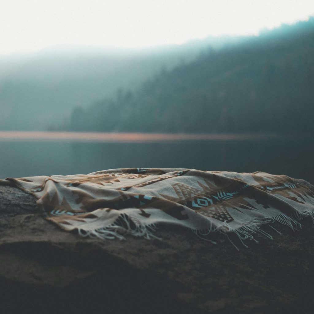 REPORTAGE – Cérémonie des couvertures en français : “c’est très lourd comme processus”