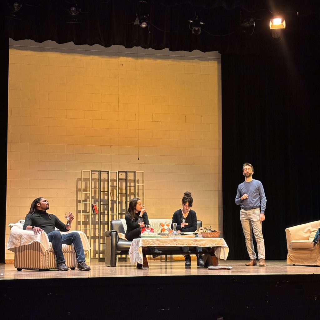 REPORTAGE – Les Indisciplinés présente Le Prénom, une comédie française sur les dynamiques familiales