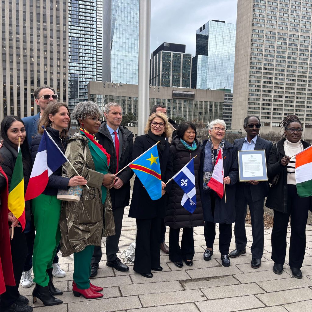 REPORTAGE – Toronto hisse le drapeau de la Francophonie à l’hôtel de ville
