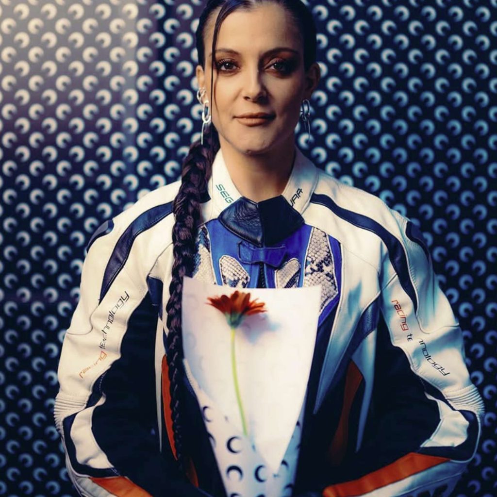 MUSIQUE – Camille Lellouche, l’artiste multifacettes à la voix d’or et aux blagues aiguisées