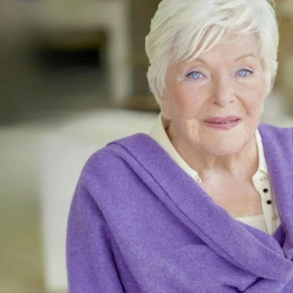 MUSIQUE – Meneuse de revue, chanteuse, actrice, retour sur l’incroyable parcours de Line Renaud