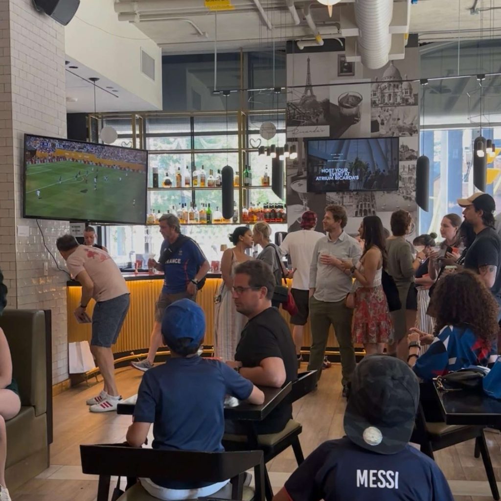 REPORTAGE – « Nous sommes fiers d’eux » : le PSG échoue à un trophée d’une saison historique