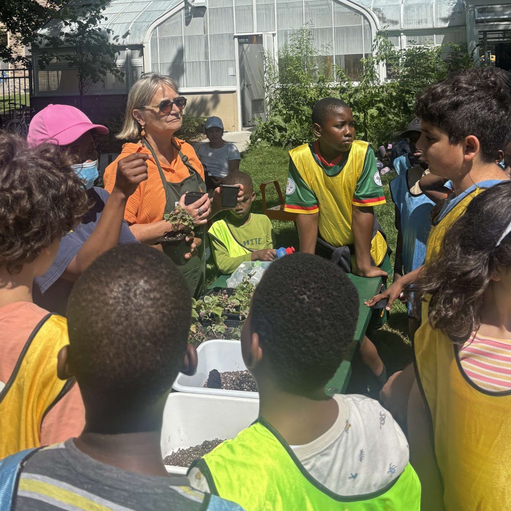 REPORTAGE – A Toronto, les enfants bilingues s’affairent au jardin