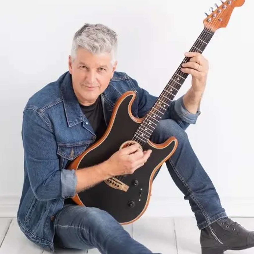 ENTREVUE – Brian St Pierre revisite Mon Beau Drapeau, pour les 50 ans du drapeau franco-ontarien