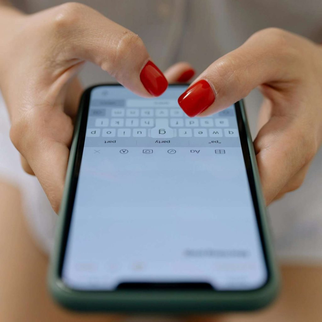 TRAVAIL – Pourquoi recevons-nous de fausses offres d’emploi par message sur nos téléphones ?